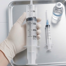 bơm tiêm dùng một lần (Disposable Syringe) 250 mL, loại đầu Catheter Tip.