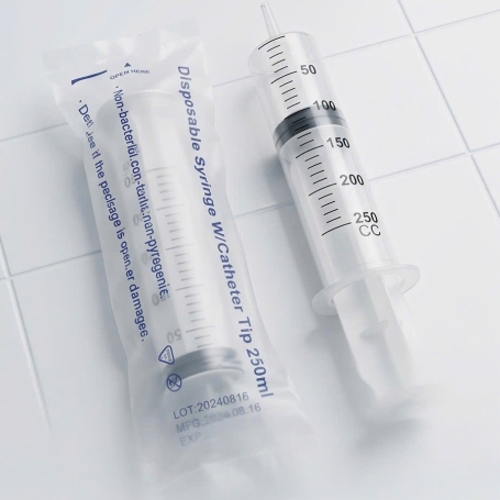bơm tiêm dùng một lần (Disposable Syringe) 250 mL, loại đầu Catheter Tip.